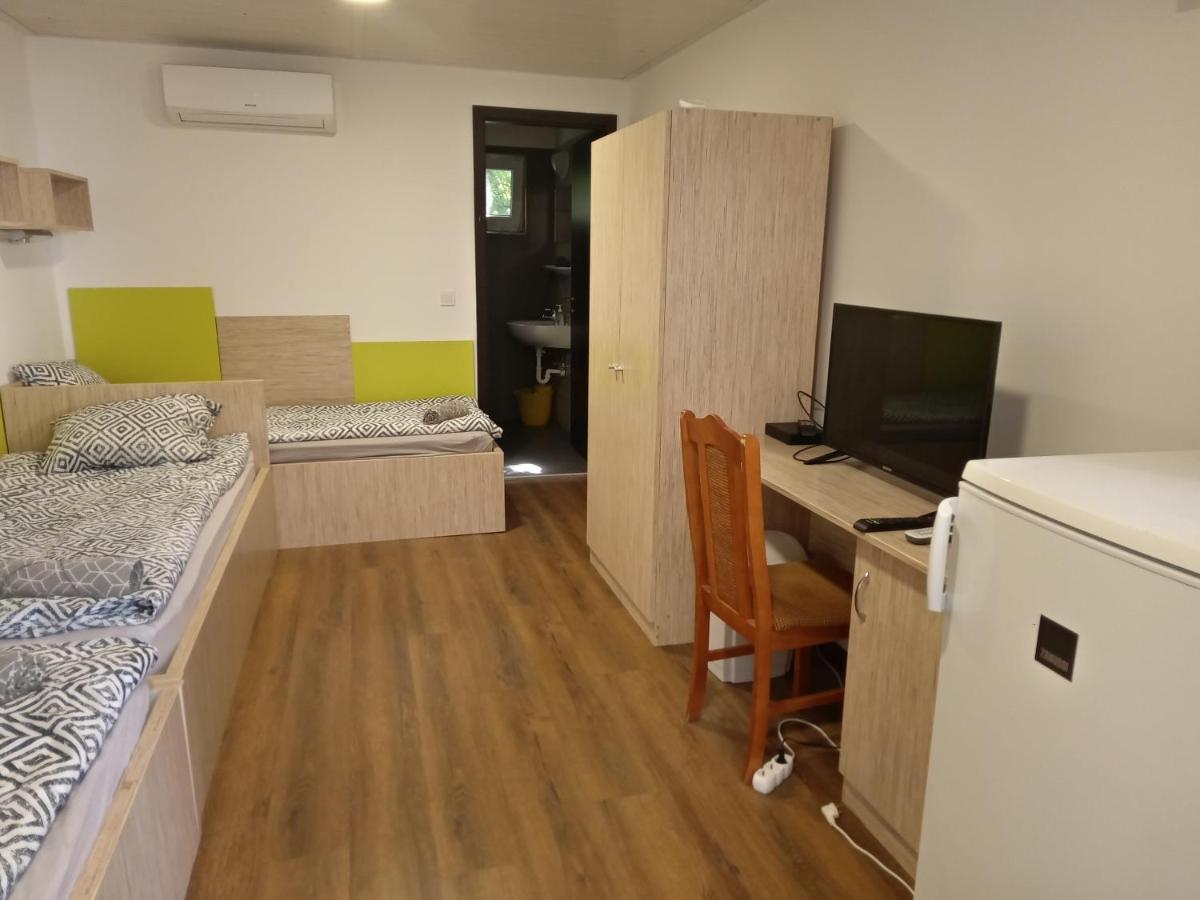סולנוק Tiszaliget Apartman Es Szallo מראה חיצוני תמונה