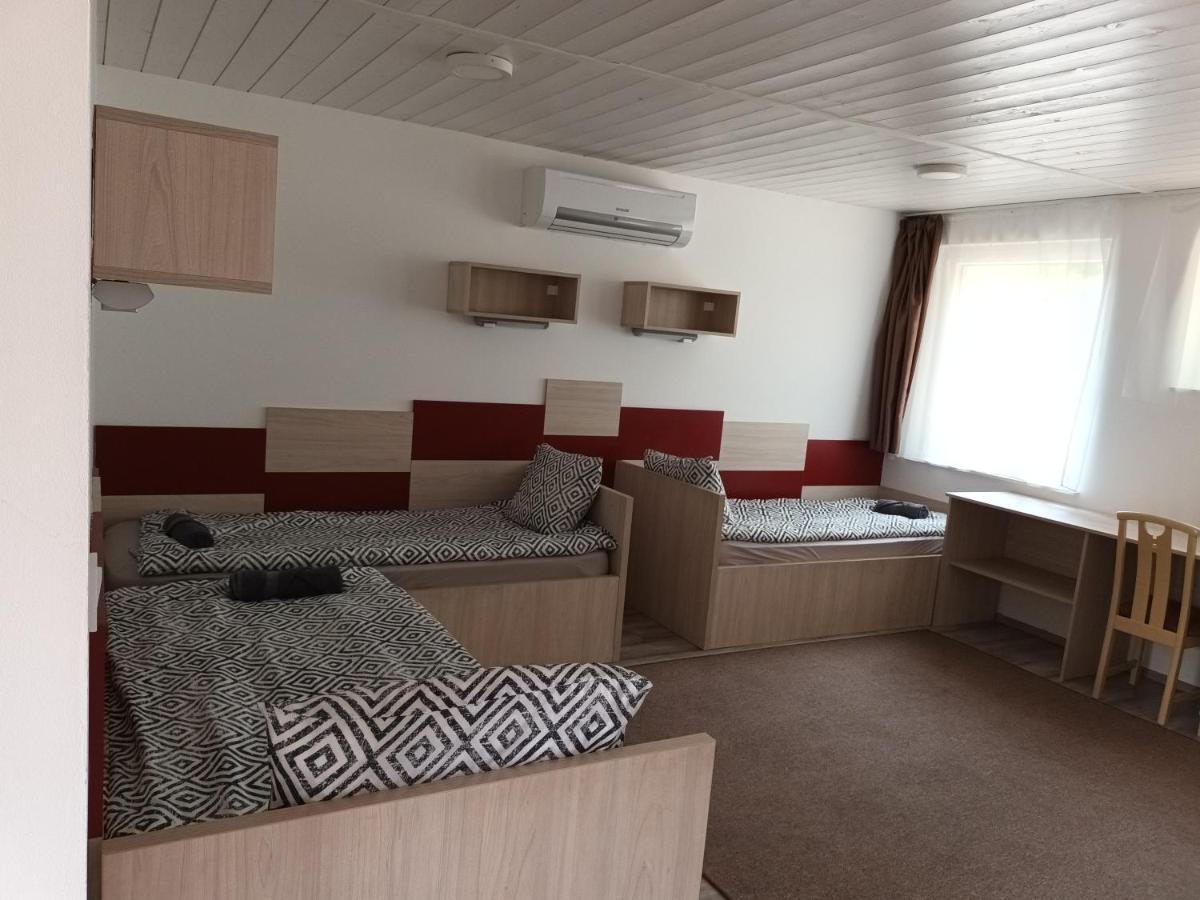 סולנוק Tiszaliget Apartman Es Szallo מראה חיצוני תמונה